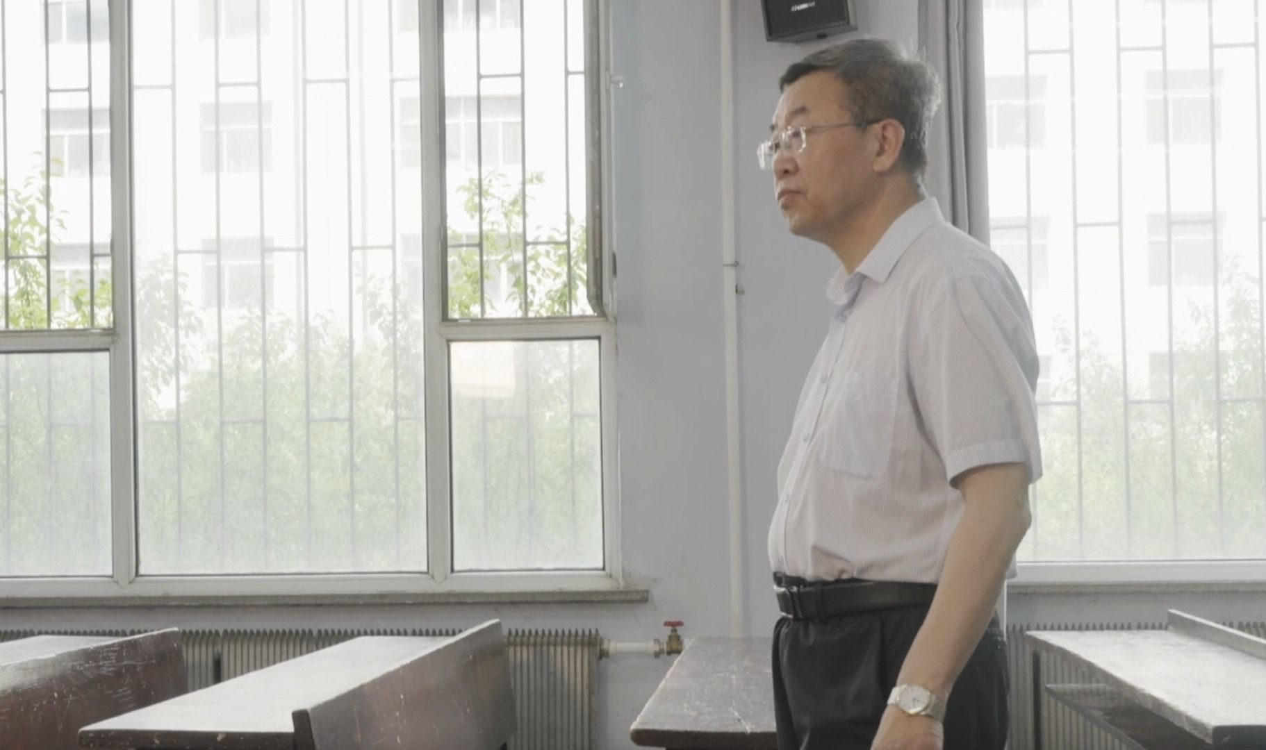 青丝染霜育桃李 初心如磐守杏坛—姜维公